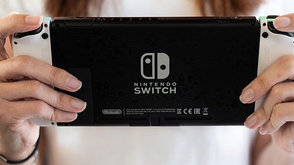 vrouw houdt Nintendo Switch vast